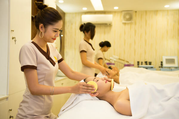 Dịch vụ làm đẹp như spa, làm tóc, chăm sóc da đang dần phổ biến tại nông thôn
