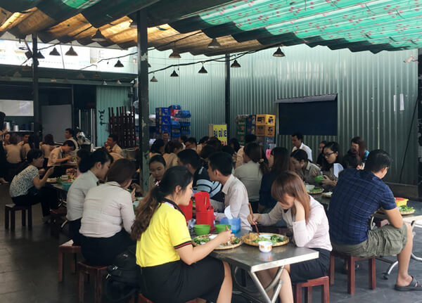 Khách hàng của quán chủ yếu là sinh viên, dân văn phòng,...